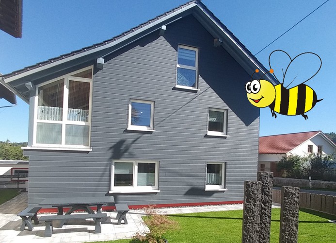 Außenansicht mit Garten